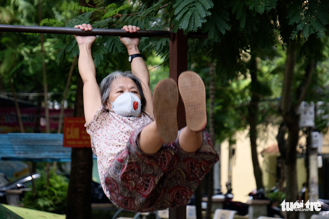 Xem cụ ông, cụ bà thể dục hít xà, nhào lộn khỏe như thanh niên tại công viên Hà Nội - Ảnh 3.