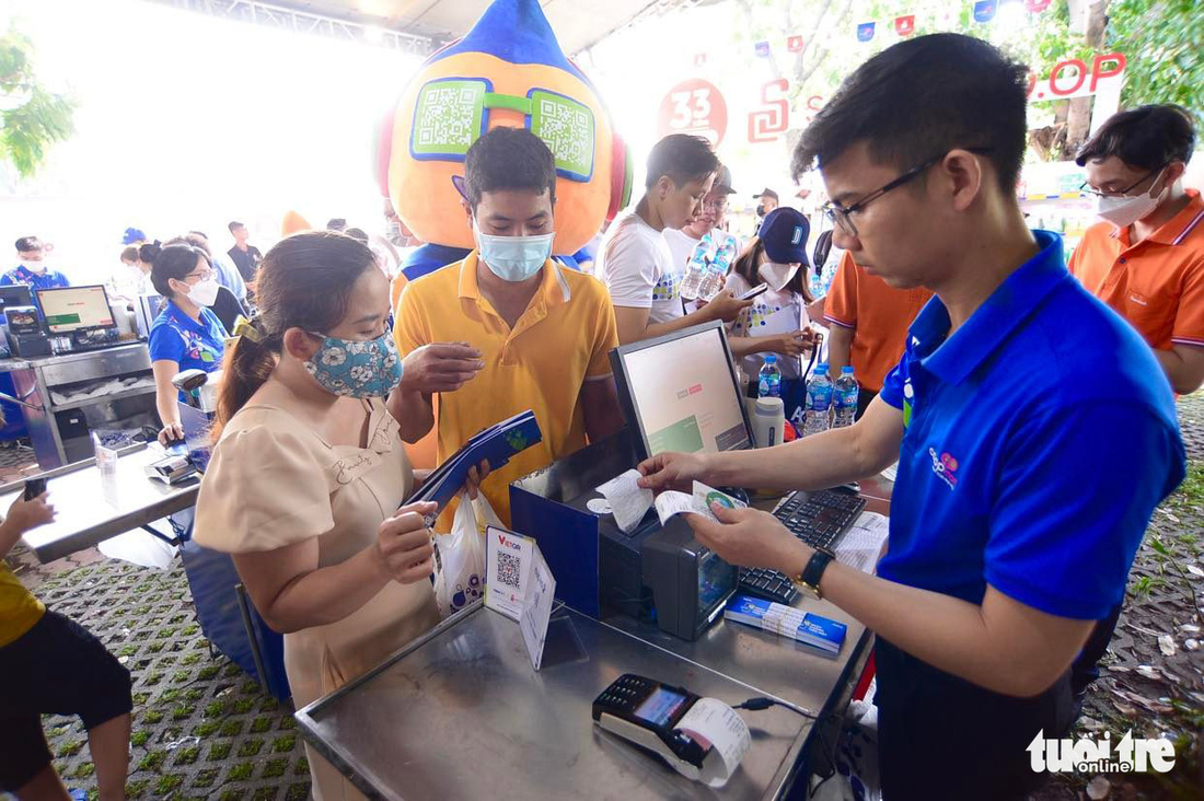 Tưng bừng khai mạc Chợ phiên Không tiền mặt dành cho công nhân - Ảnh 11.