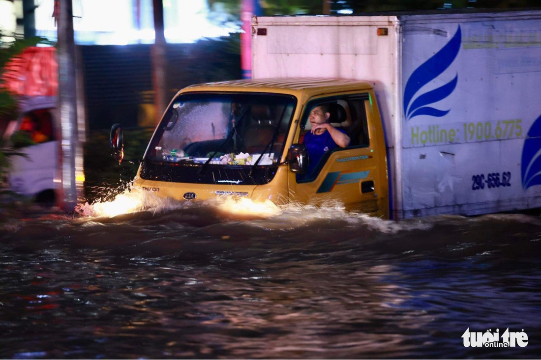 Hà Nội mưa chưa đầy 1 giờ, nhiều tuyến phố thành sông, nước tràn vào nhà dân - Ảnh 2.
