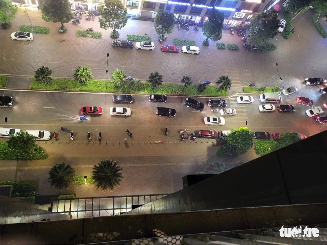 Hà Nội mưa chưa đầy 1 giờ, nhiều tuyến phố thành sông, nước tràn vào nhà dân - Ảnh 3.