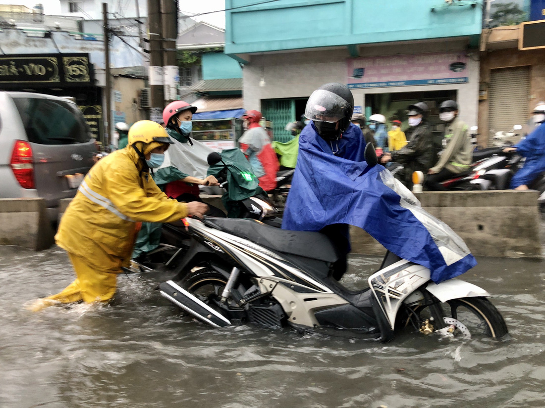 TP.HCM mưa trắng trời, nhiều tuyến đường lênh láng - Ảnh 3.