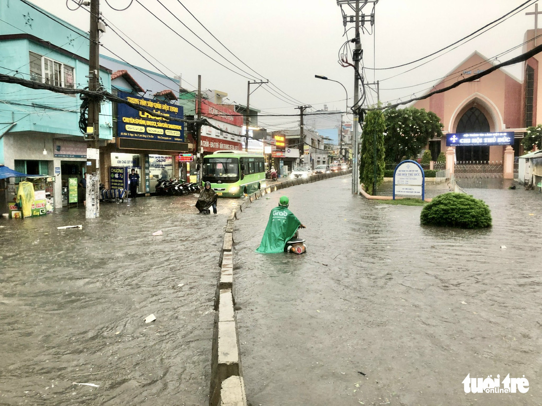 TP.HCM có mưa đá trong cơn mưa trắng trời, ngập nước khắp nơi - Ảnh 5.