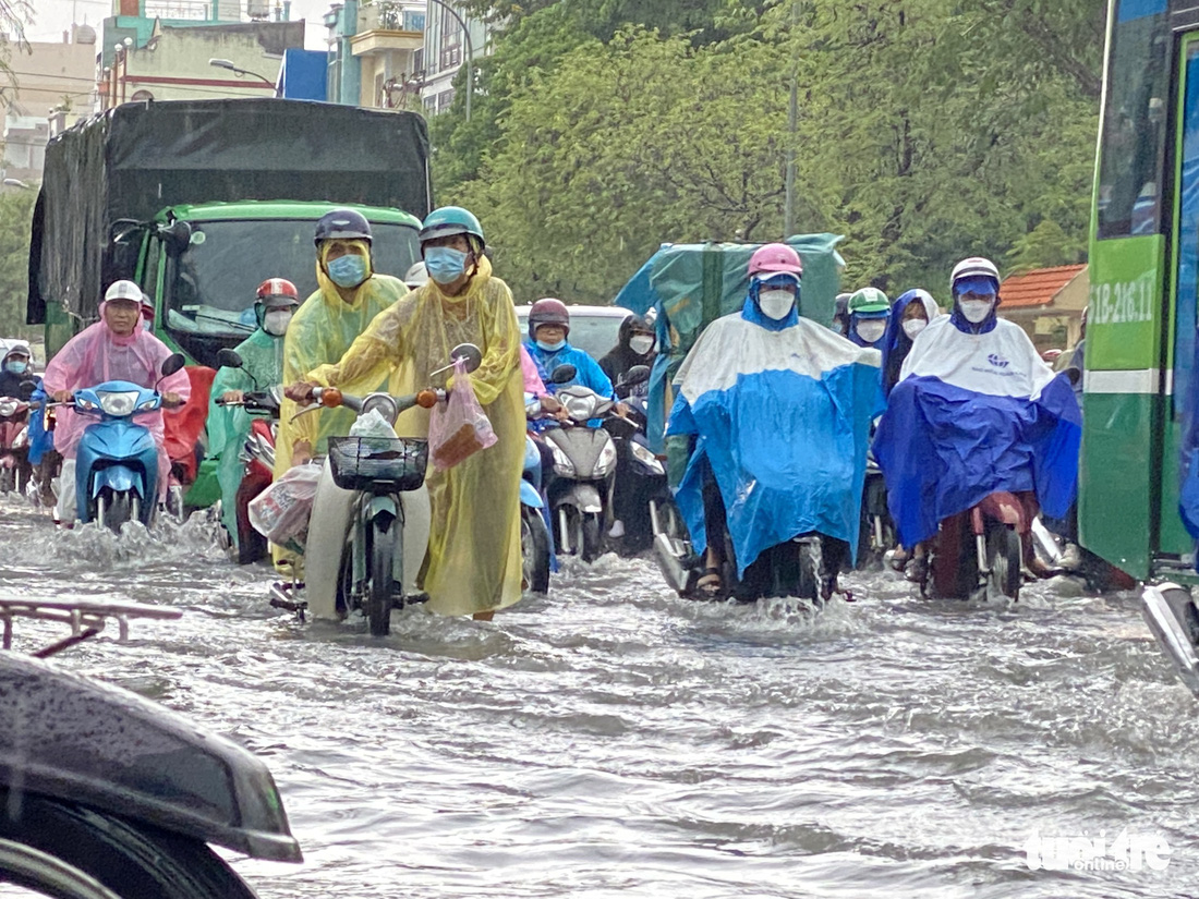 TP.HCM có mưa đá trong cơn mưa trắng trời, ngập nước khắp nơi - Ảnh 11.