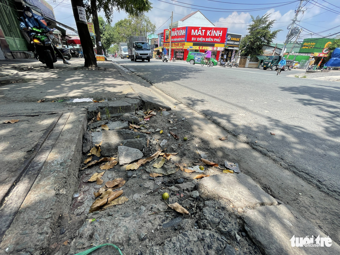 Miệng cống bị bức tử vì đầy rác, cỏ dại, đất cát... nước thoát đường nào? - Ảnh 2.