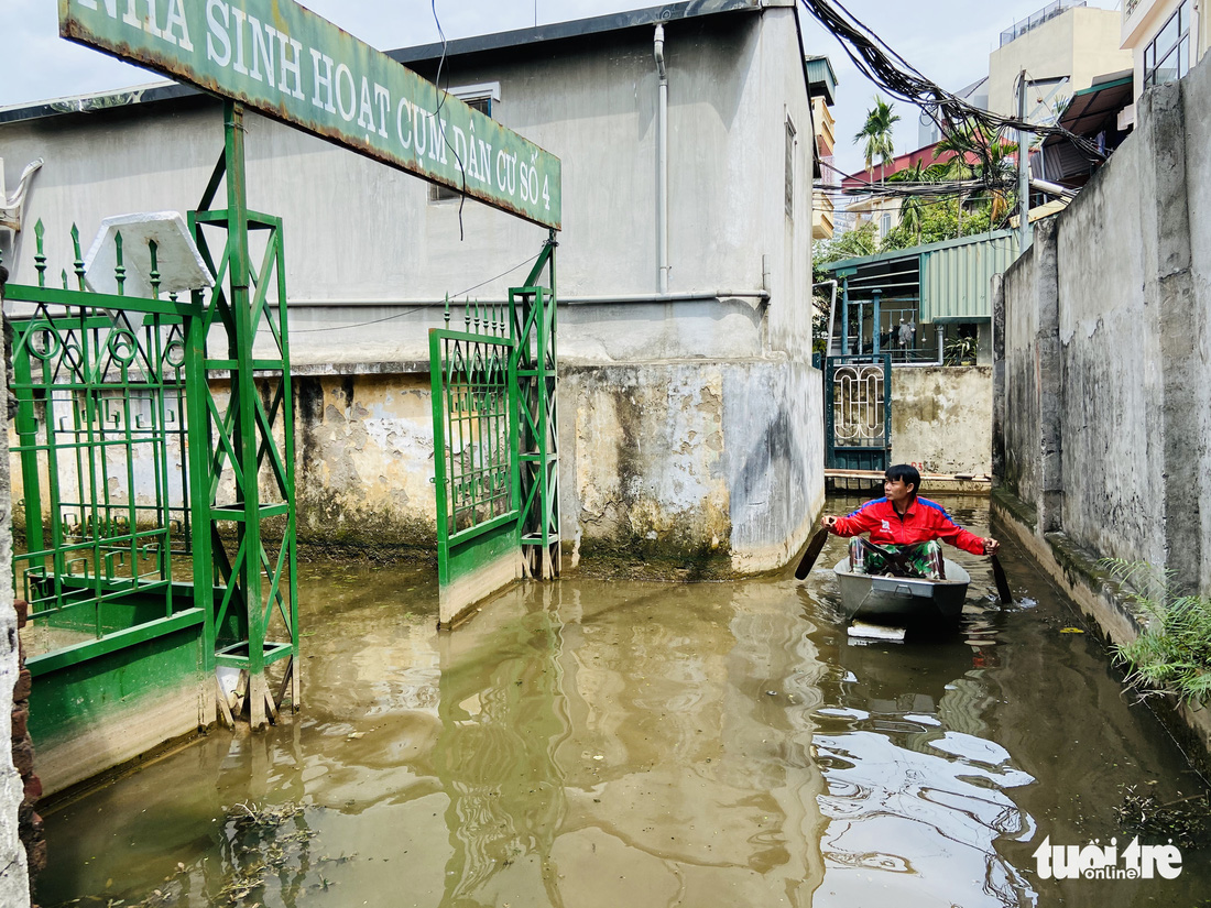 Vì sao sau 10 ngày mưa lớn, người dân quận Tây Hồ vẫn phải đi thuyền về nhà? - Ảnh 2.