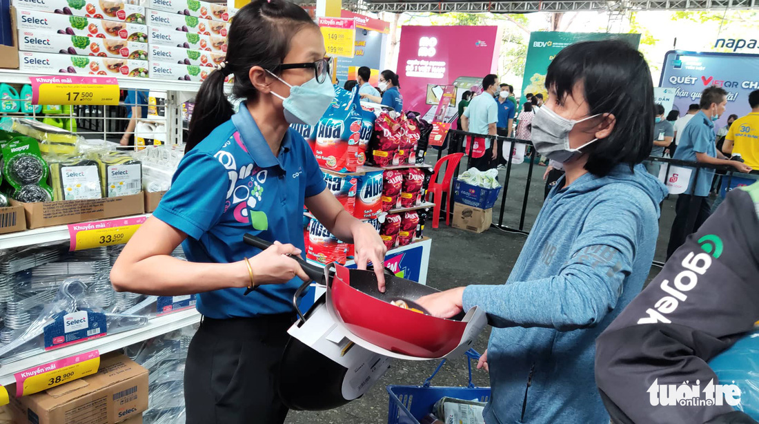 Chợ phiên Không tiền mặt: Lượng khách dồn dập, nhiều gian hàng vượt chỉ tiêu đề ra - Ảnh 4.