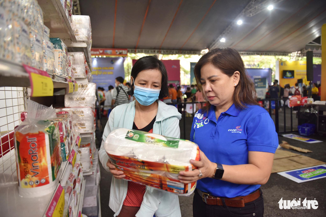 Chợ phiên Không tiền mặt: Lượng khách dồn dập, nhiều gian hàng vượt chỉ tiêu đề ra - Ảnh 3.