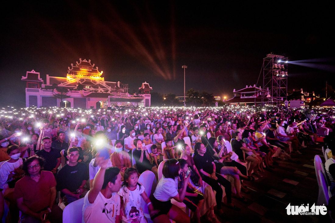 Pháo hoa rực rỡ trong đại nhạc hội hơn 20.000 khán giả tại Đà Nẵng - Ảnh 4.