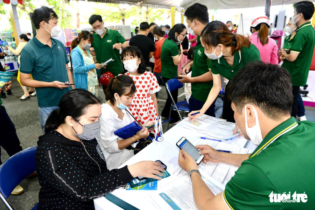 Bất ngờ quy mô gian hàng, không gian trải nghiệm và lượng quà tặng khủng ở Chợ phiên Không tiền mặt - Ảnh 14.