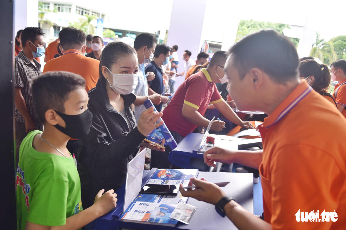 Bất ngờ quy mô gian hàng, không gian trải nghiệm và lượng quà tặng khủng ở Chợ phiên Không tiền mặt - Ảnh 3.