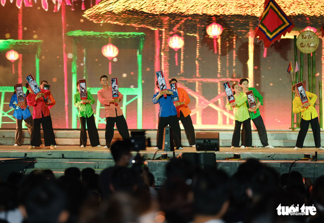 Pháo hoa rực rỡ trong đại nhạc hội hơn 20.000 khán giả tại Đà Nẵng - Ảnh 8.