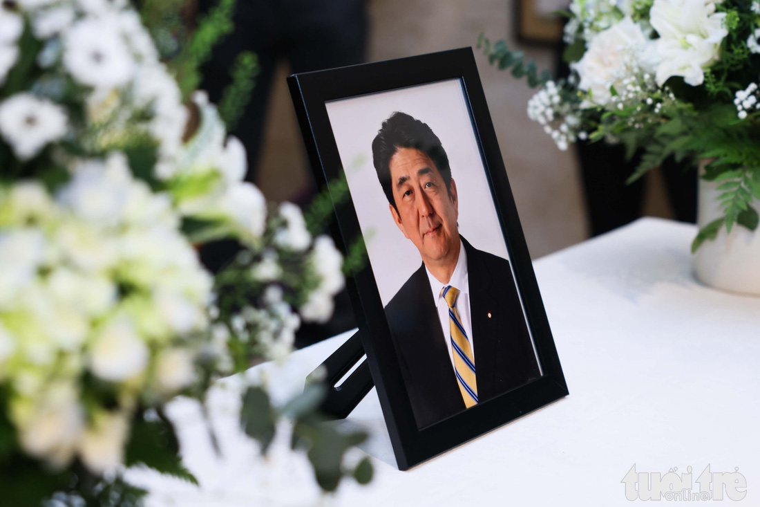 Thủ tướng Phạm Minh Chính ghi sổ tang thương tiếc cố thủ tướng Nhật Abe Shinzo tại Hà Nội - Ảnh 2.