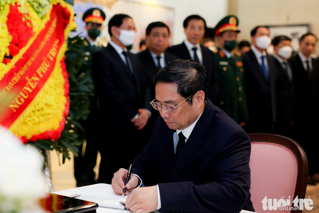 Thủ tướng Phạm Minh Chính ghi sổ tang thương tiếc cố thủ tướng Nhật Abe Shinzo tại Hà Nội - Ảnh 3.