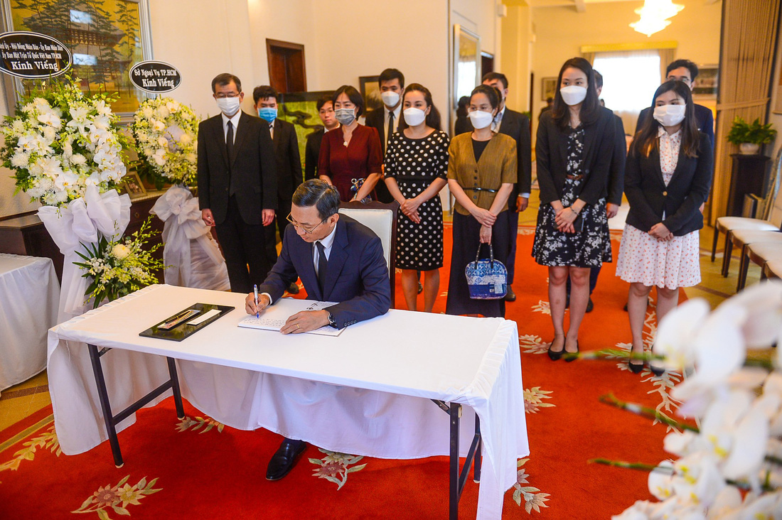 Lãnh đạo TP.HCM chia buồn và viết sổ tang cố thủ tướng Nhật Bản Abe Shinzo - Ảnh 5.