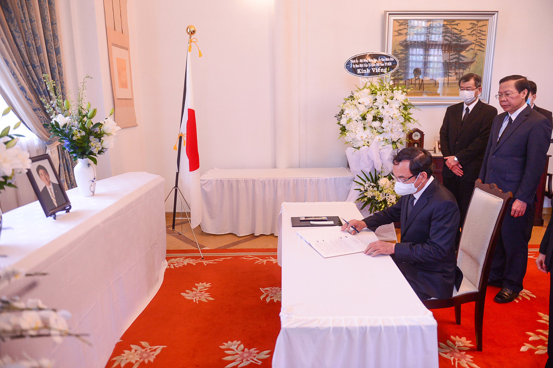 Lãnh đạo TP.HCM chia buồn và viết sổ tang cố thủ tướng Nhật Bản Abe Shinzo - Ảnh 2.