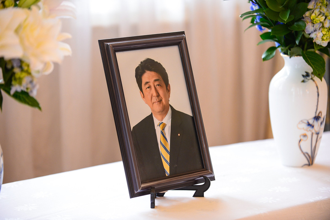 Lãnh đạo TP.HCM chia buồn và viết sổ tang cố thủ tướng Nhật Bản Abe Shinzo - Ảnh 4.