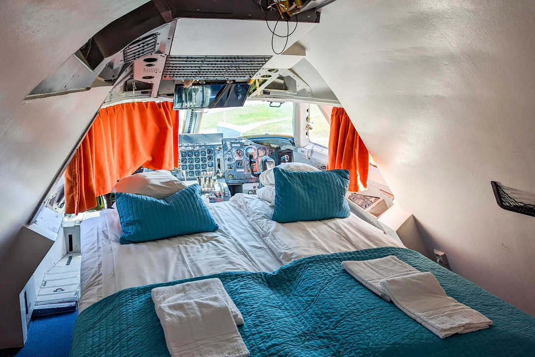 Máy bay hóa thân thành khách sạn độc đáo: Thưởng trà trên cánh, ngủ trong buồng lái - Ảnh 5.