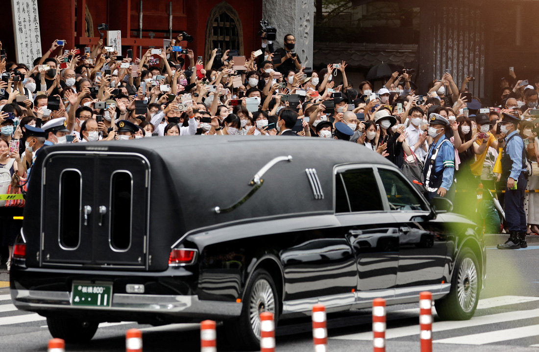 Tang lễ cố thủ tướng Abe ở Nhật: Người dân xếp hàng dài dâng hoa, tiếc thương - Ảnh 7.