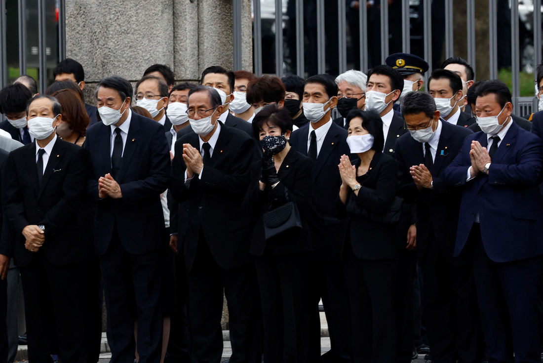 Tang lễ cố thủ tướng Abe ở Nhật: Người dân xếp hàng dài dâng hoa, tiếc thương - Ảnh 3.