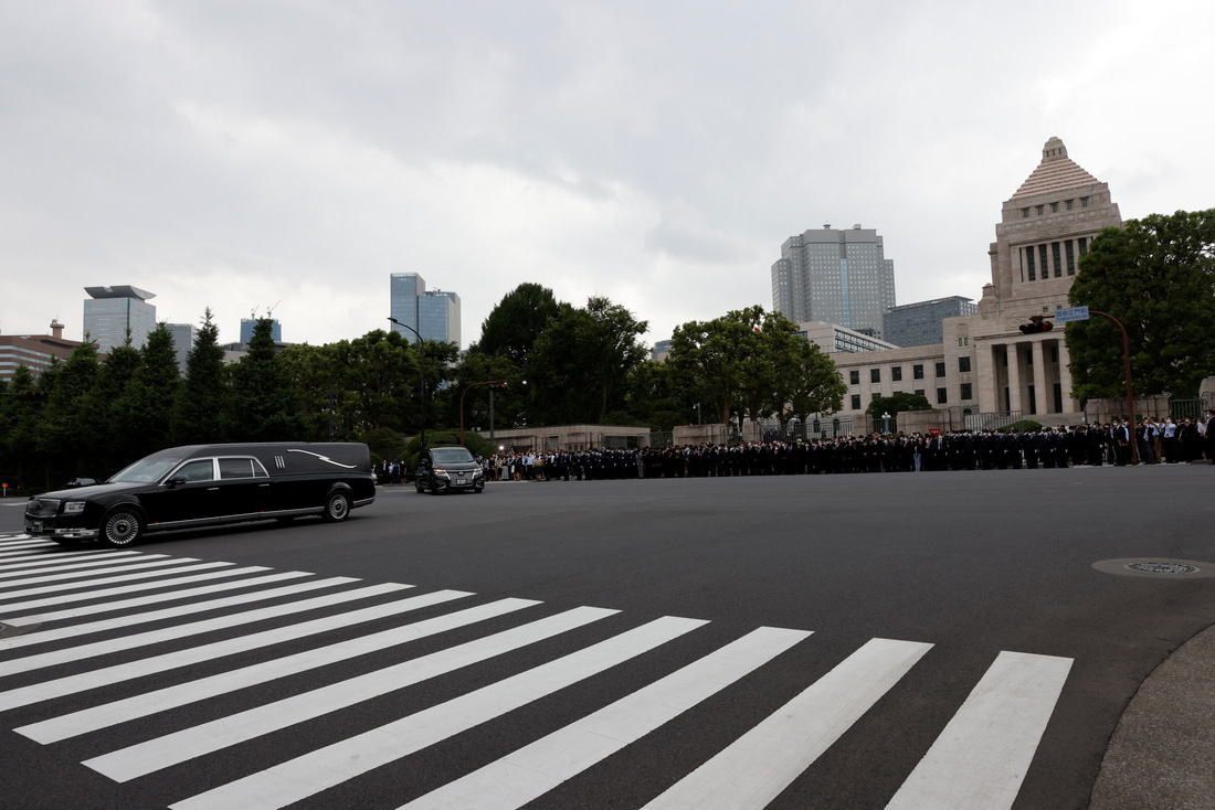 Tang lễ cố thủ tướng Abe ở Nhật: Người dân xếp hàng dài dâng hoa, tiếc thương - Ảnh 8.