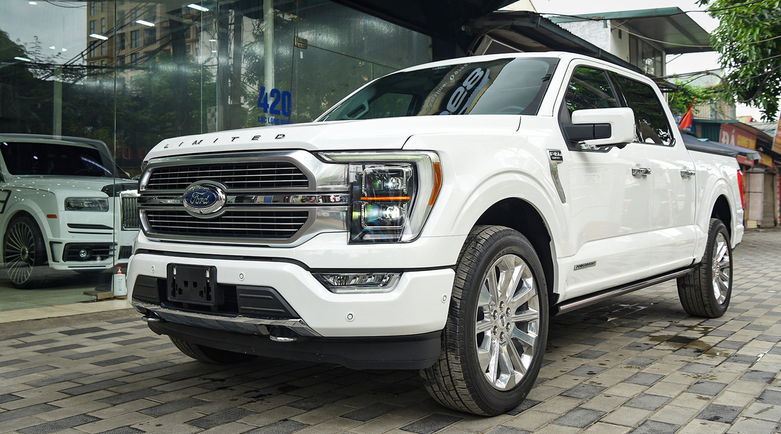 Xe bán tải cho nhà giàu Ford F-150 Limited 2022 giá hơn 6 tỉ đồng tại Việt Nam - Ảnh 1.