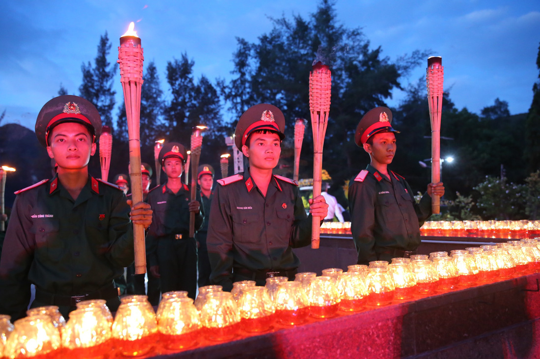 Lãnh đạo và tuổi trẻ TP.HCM thắp nến tưởng niệm anh hùng liệt sĩ tại Côn Đảo - Ảnh 3.