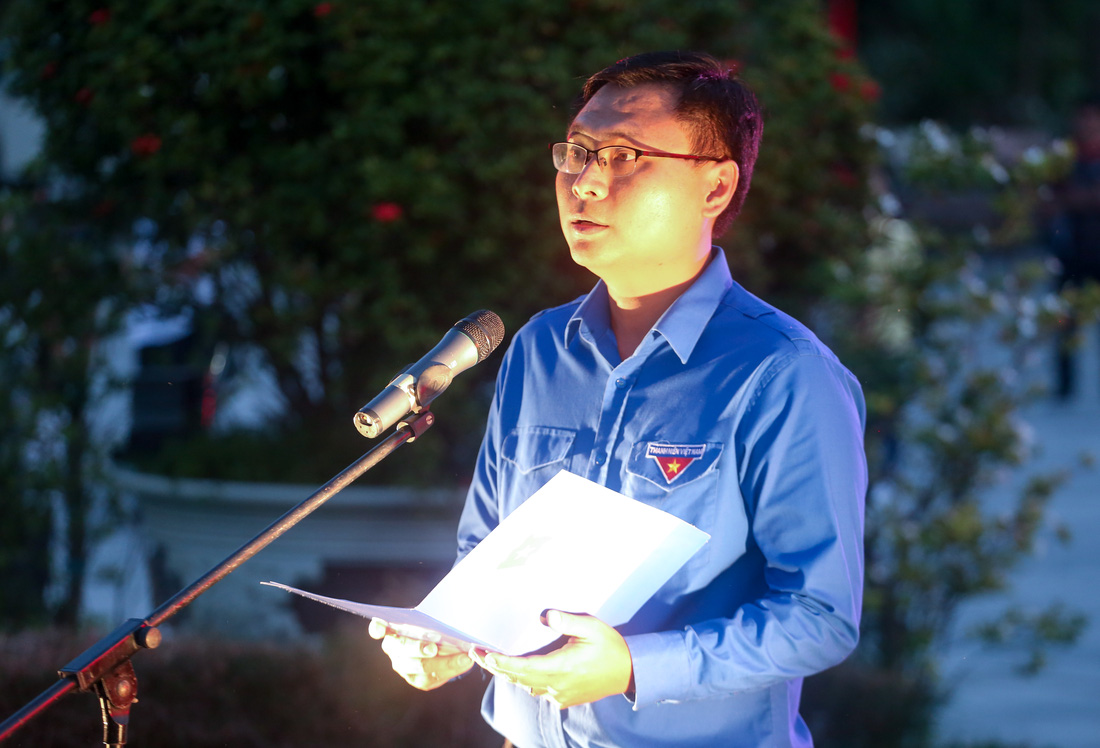Lãnh đạo và tuổi trẻ TP.HCM thắp nến tưởng niệm anh hùng liệt sĩ tại Côn Đảo - Ảnh 2.