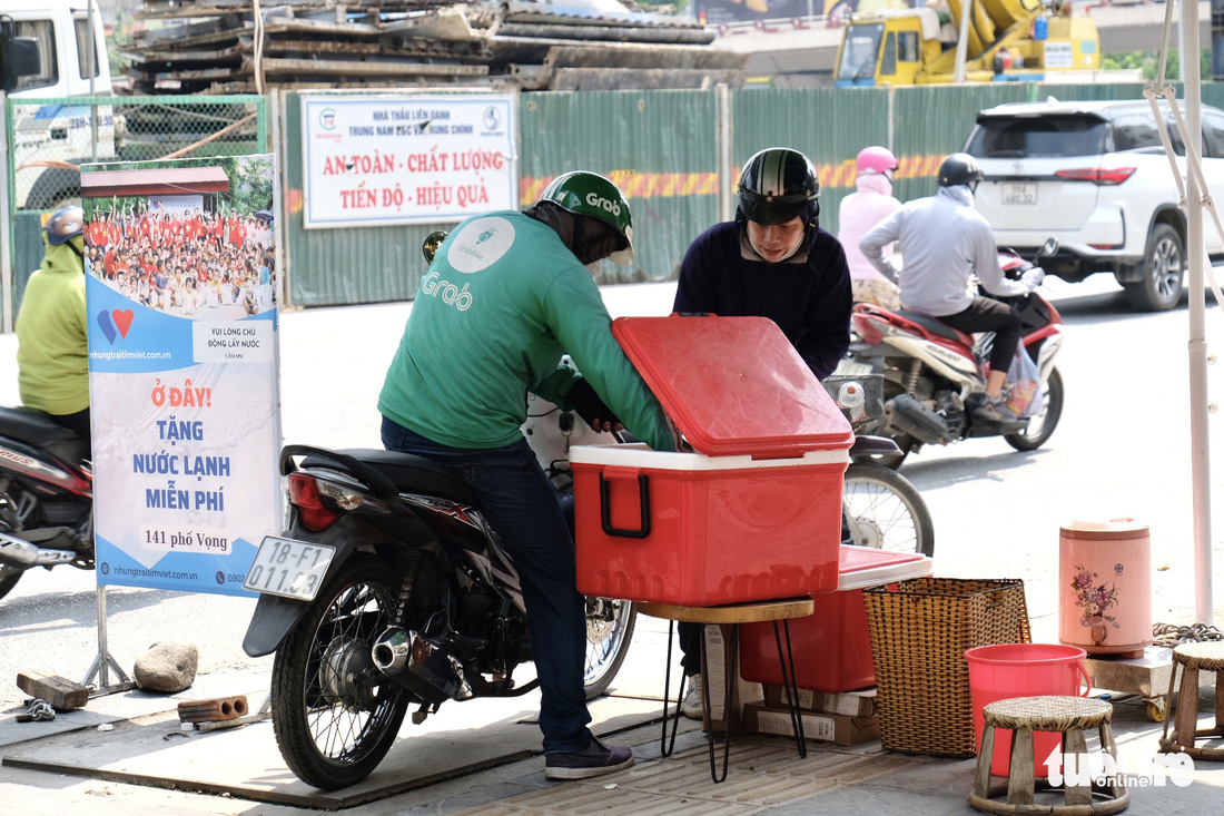 Hà Nội nắng nóng gay gắt, ở đây tặng nước lạnh miễn phí - Ảnh 8.