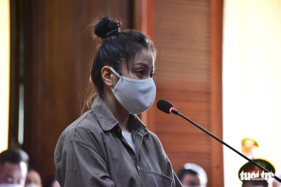 Người dân TP.HCM đến tòa từ sớm chờ xét xử ‘dì ghẻ’ và cha ruột bạo hành bé gái 8 tuổi đến chết - Ảnh 1.
