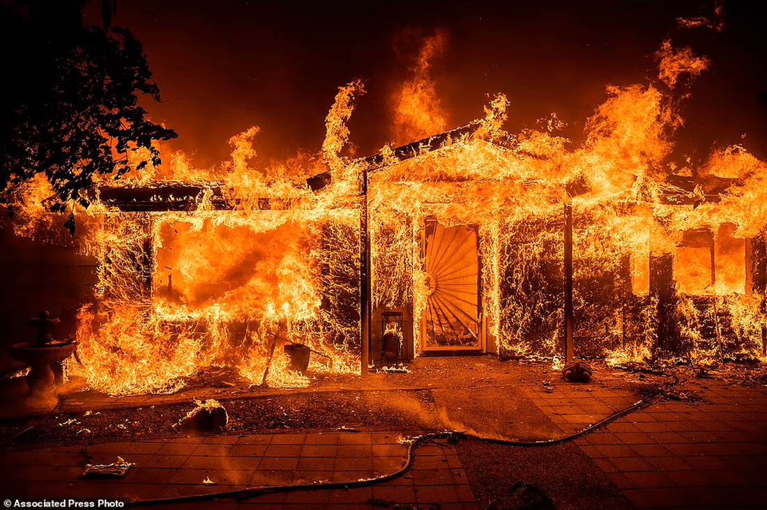Cháy rừng kinh hoàng ở California, hơn 10.000 người sơ tán - Ảnh 3.
