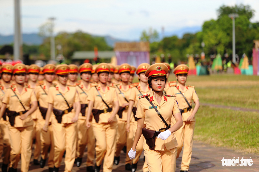 Ngắm kỵ binh diễu hành, cảnh sát biểu diễn bắn súng, võ thuật trước Đại Nội Huế - Ảnh 3.