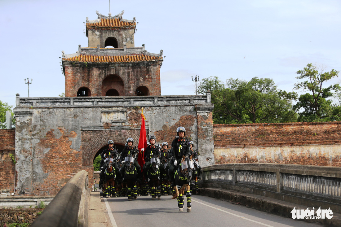 Ngắm kỵ binh diễu hành, cảnh sát biểu diễn bắn súng, võ thuật trước Đại Nội Huế - Ảnh 2.