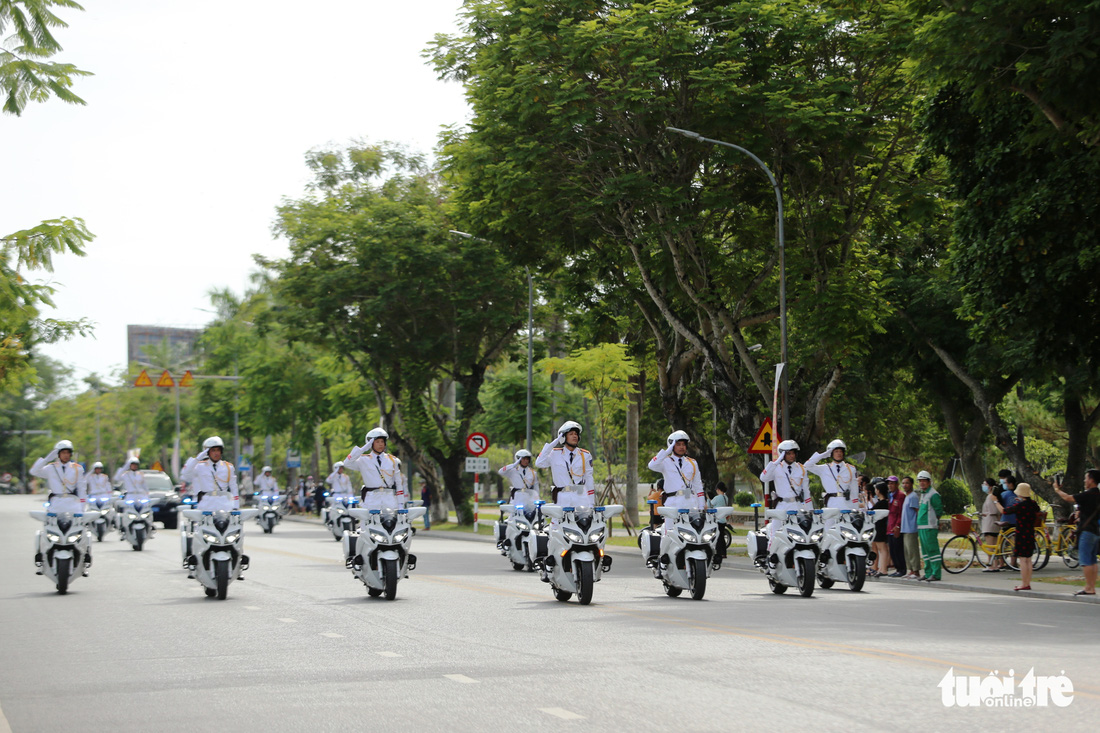 Ngắm kỵ binh diễu hành, cảnh sát biểu diễn bắn súng, võ thuật trước Đại Nội Huế - Ảnh 4.