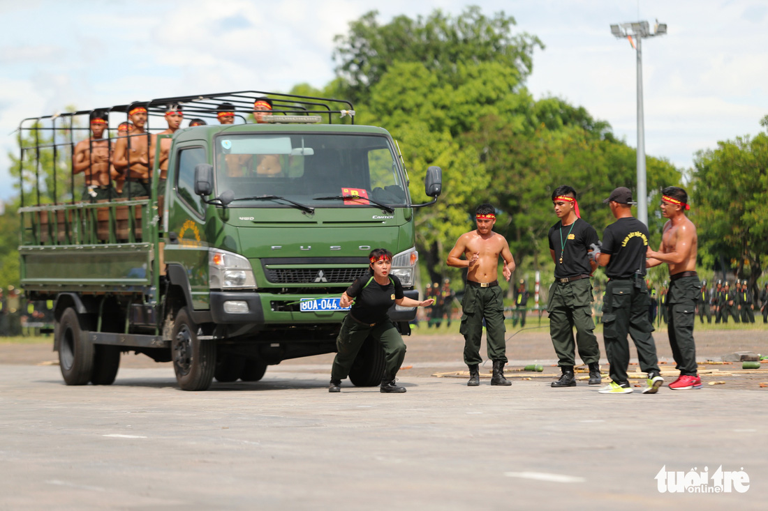 Ngắm kỵ binh diễu hành, cảnh sát biểu diễn bắn súng, võ thuật trước Đại Nội Huế - Ảnh 5.