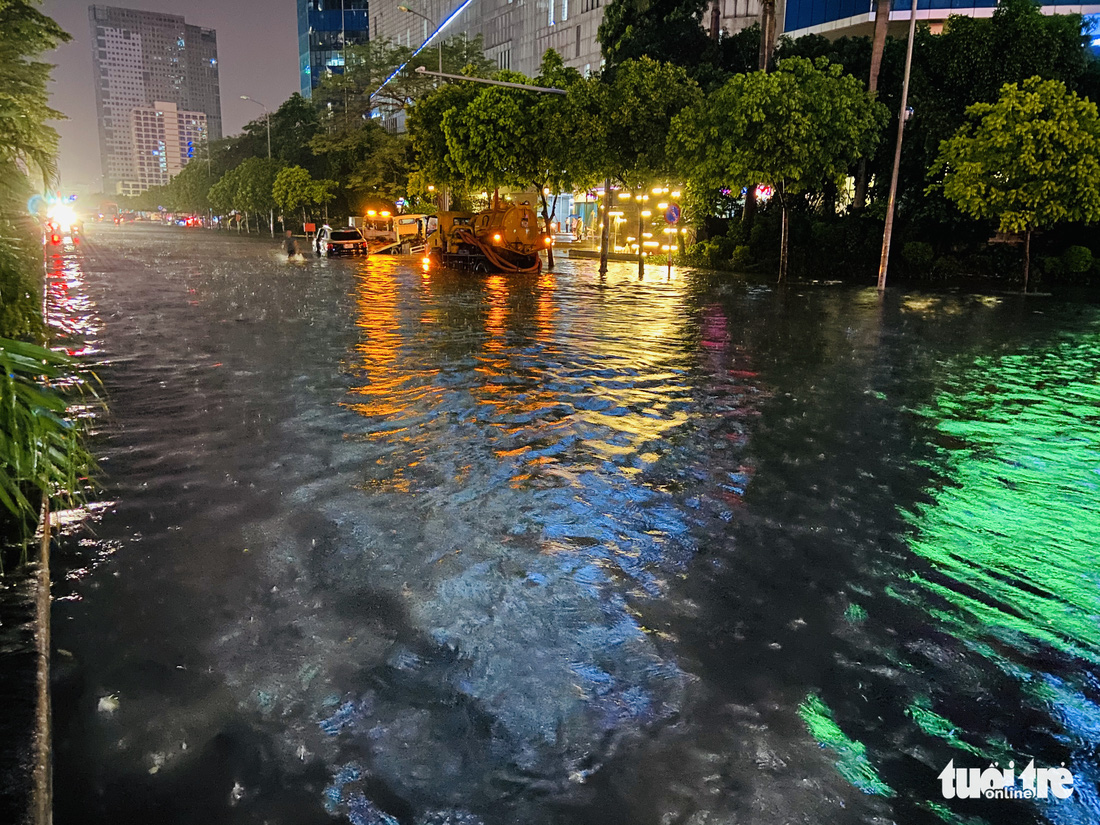 Đến 0h sáng 6-7, nhiều người vẫn ‘chôn chân’ giữa đường trong đêm mưa tầm tã Hà Nội - Ảnh 2.