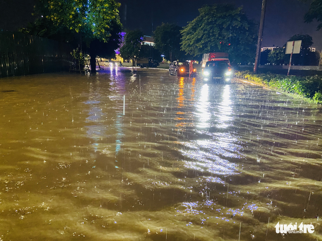 Đến 0h sáng 6-7, nhiều người vẫn ‘chôn chân’ giữa đường trong đêm mưa tầm tã Hà Nội - Ảnh 3.