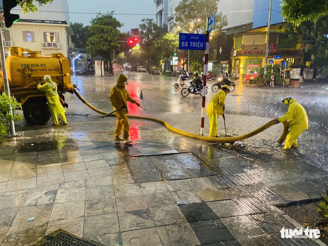 Đến 0h sáng 6-7, nhiều người vẫn ‘chôn chân’ giữa đường trong đêm mưa tầm tã Hà Nội - Ảnh 9.