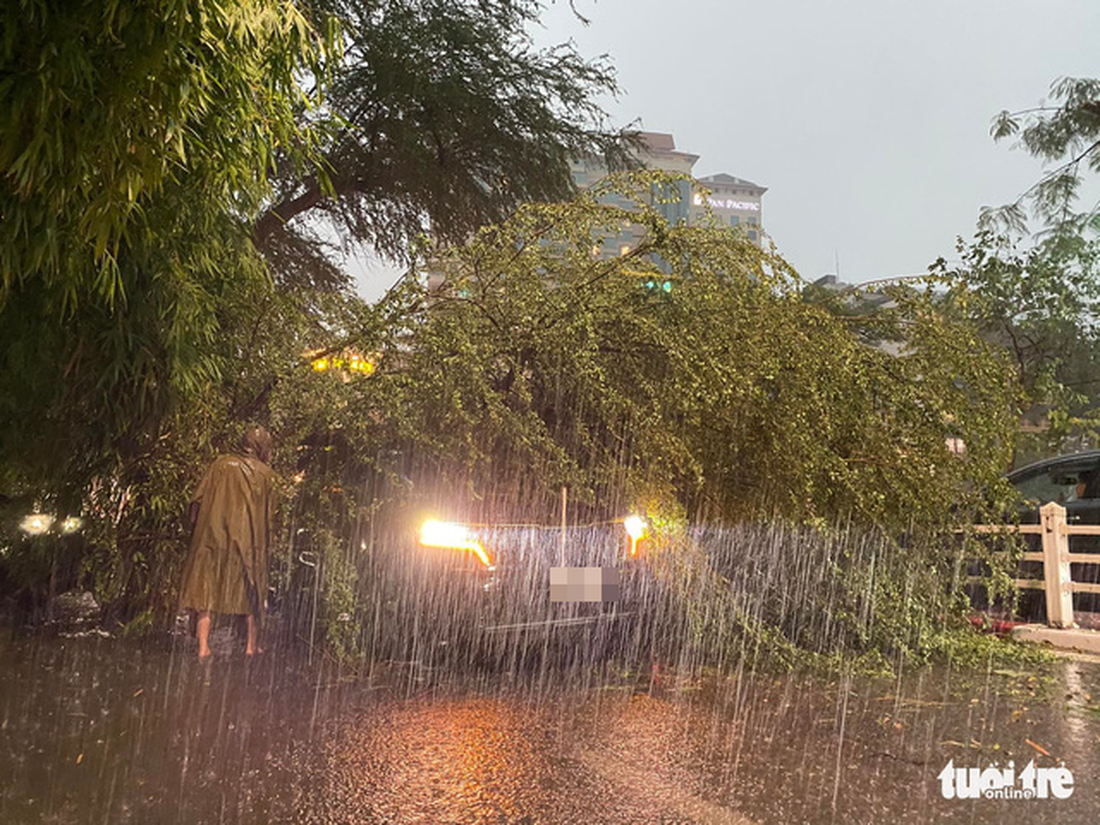 Từ chiều tối 5-7, Hà Nội mưa như trút nước, có nơi 250mm, đường ngập, cây đổ, xe kẹt... - Ảnh 5.