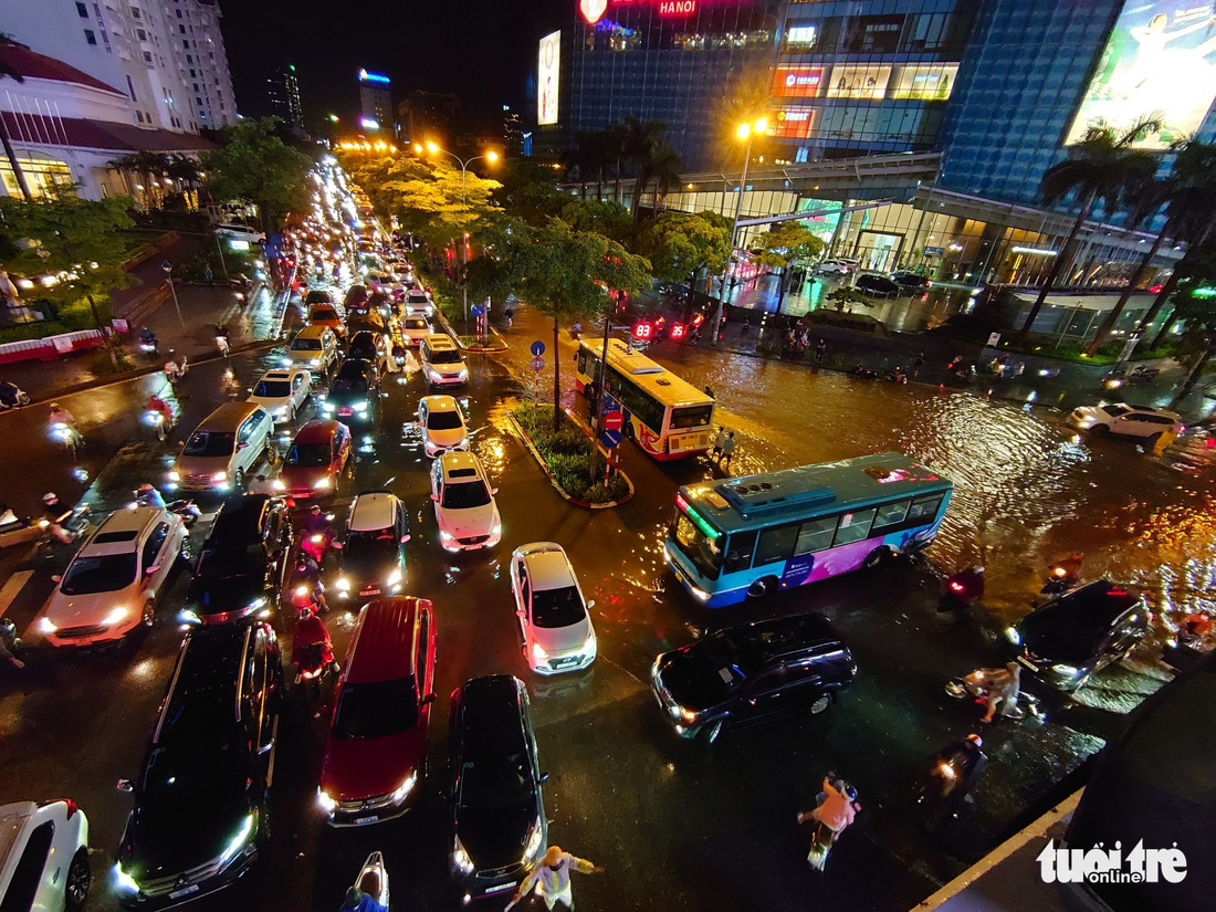 Từ chiều tối 5-7, Hà Nội mưa như trút nước, có nơi 250mm, đường ngập, cây đổ, xe kẹt... - Ảnh 6.