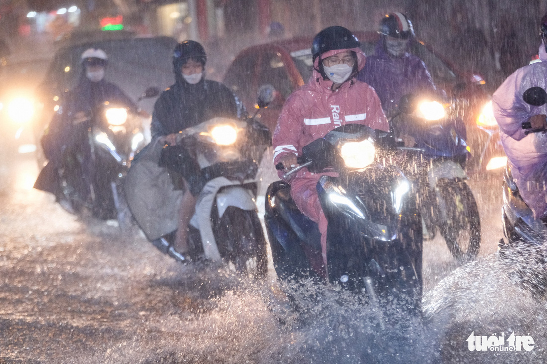 Từ chiều tối 5-7, Hà Nội mưa như trút nước, có nơi 250mm, đường ngập, cây đổ, xe kẹt... - Ảnh 2.