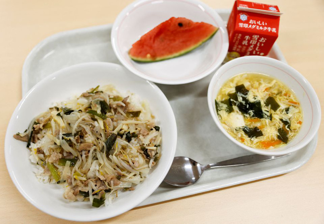 Áp lực lạm phát tại Nhật Bản nhìn từ khẩu phần ăn bị cắt giảm ở trường học - Ảnh 4.