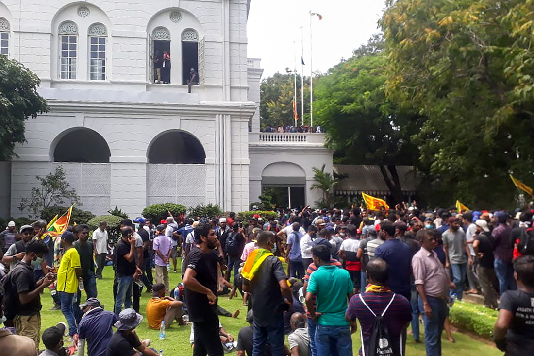 Tổng thống Sri Lanka phải đi lánh nạn do người biểu tình chiếm tư dinh - Ảnh 5.