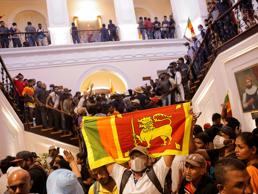 Tổng thống Sri Lanka phải đi lánh nạn do người biểu tình chiếm tư dinh - Ảnh 2.