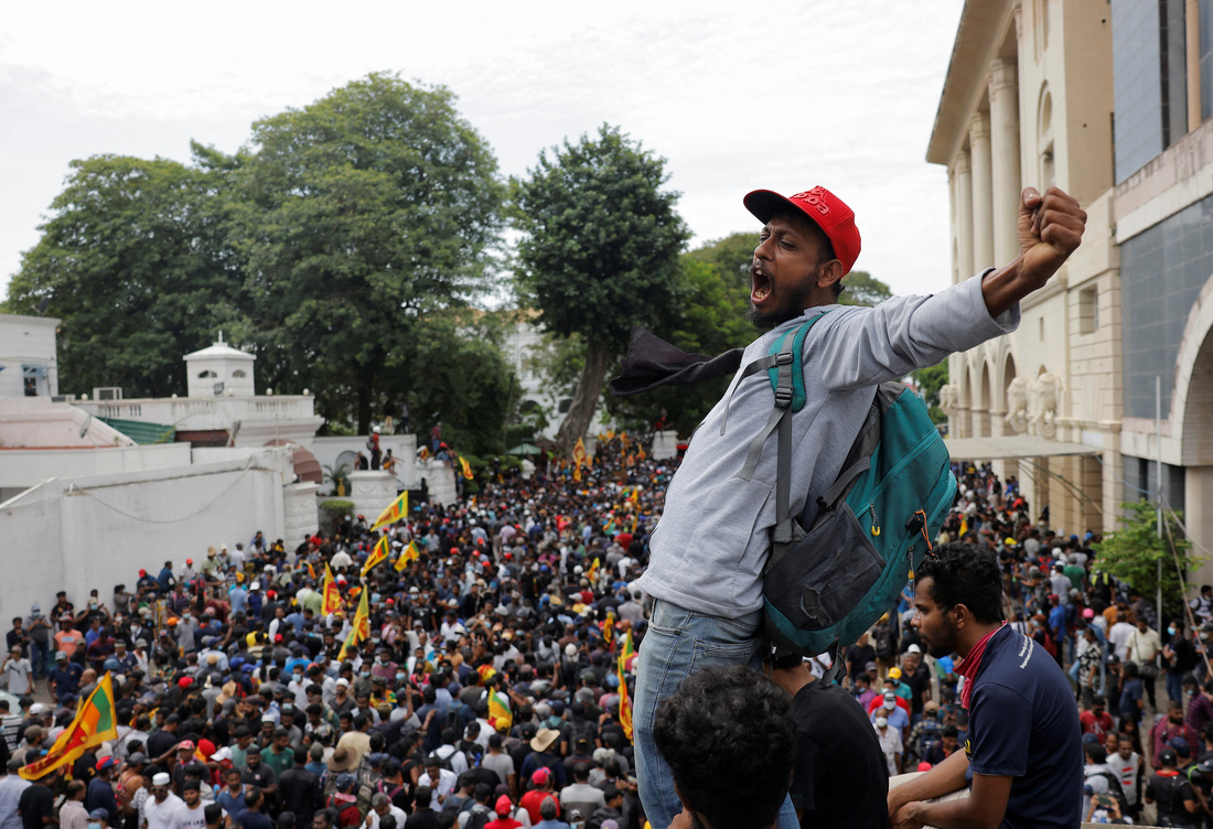 Tổng thống Sri Lanka phải đi lánh nạn do người biểu tình chiếm tư dinh - Ảnh 3.