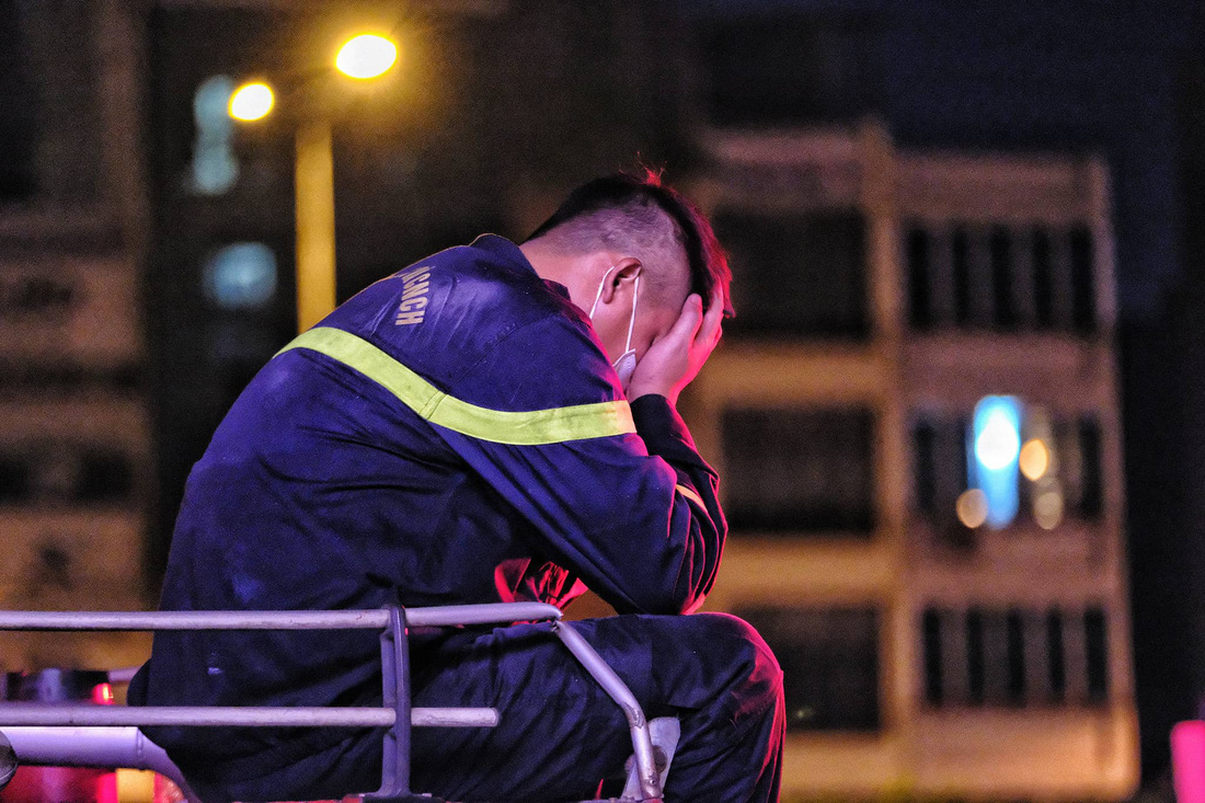 Nhiều chiến sĩ kiệt sức sau gần 9 giờ dập lửa quán karaoke ở Hà Nội - Ảnh 10.