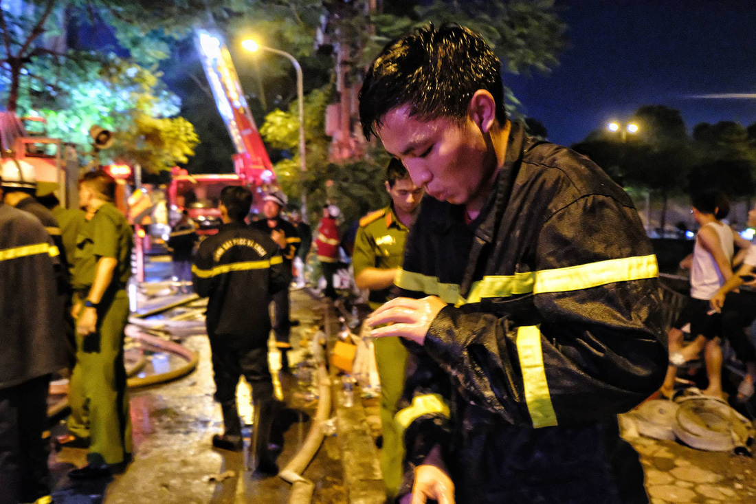 Nhiều chiến sĩ kiệt sức sau gần 9 giờ dập lửa quán karaoke ở Hà Nội - Ảnh 7.