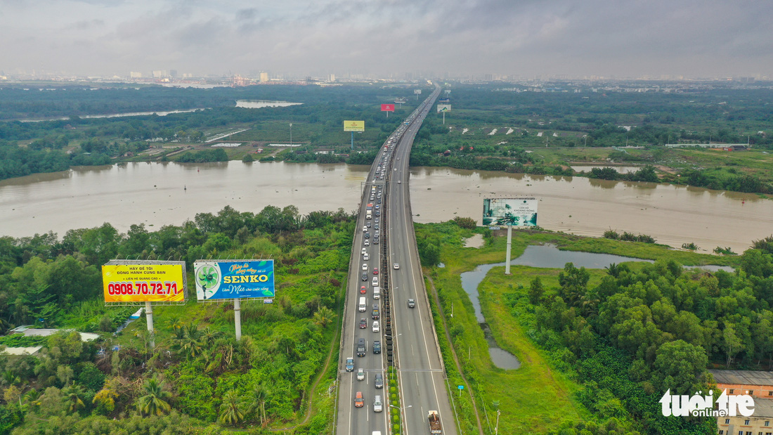 Ghi nhận ngày đầu chính thức thu phí không dừng - Ảnh 1.