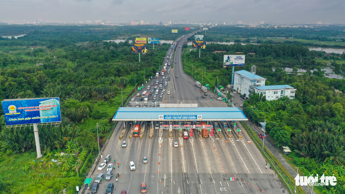 Ghi nhận ngày đầu chính thức thu phí không dừng - Ảnh 4.