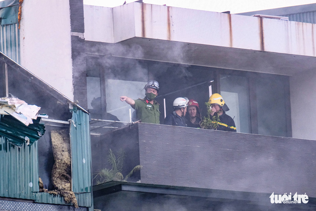 Những hình ảnh hiện trường vụ cháy quán karaoke làm 3 chiến sĩ PCCC hy sinh - Ảnh 7.