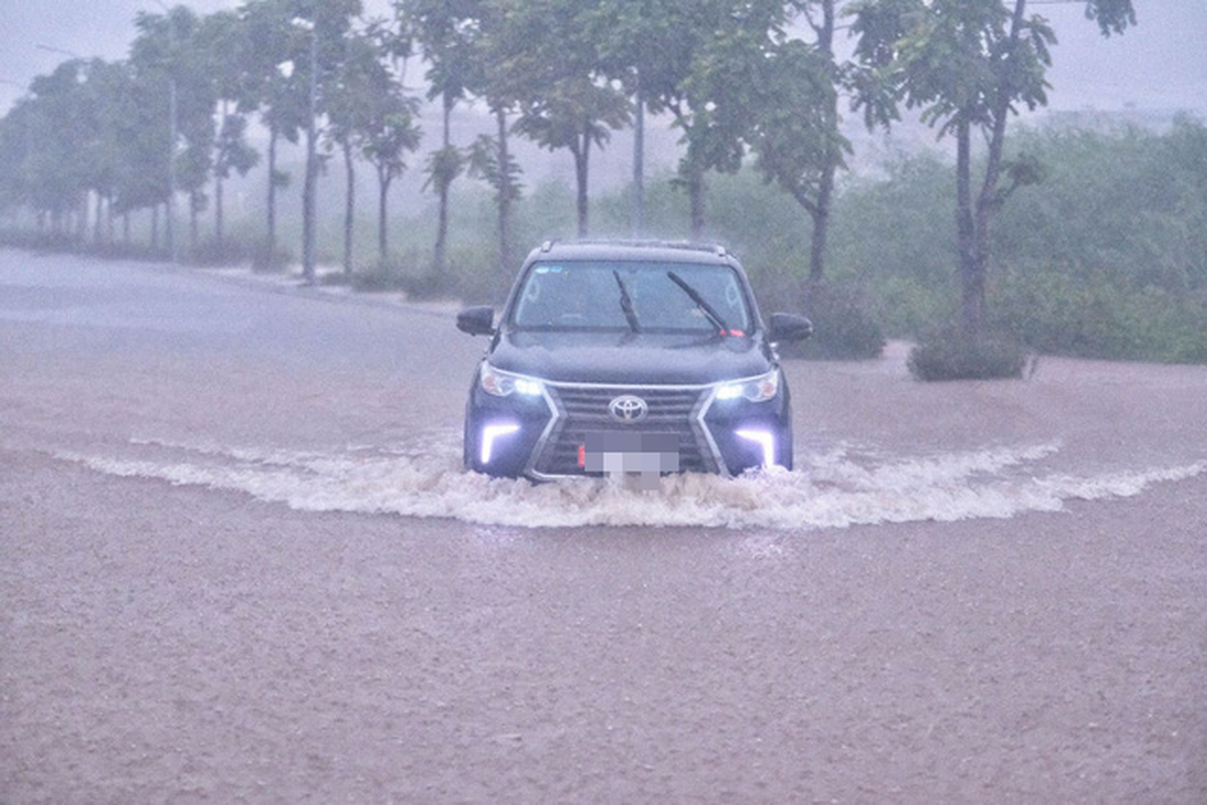 Hà Nội mưa lớn, mới sáng sớm nhiều tuyến phố thành sông - Ảnh 11.